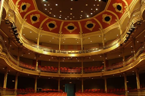 Esplèndid interior de teatre històric amb balcons daurats ornamentats i butaques vermelles, Capellades
