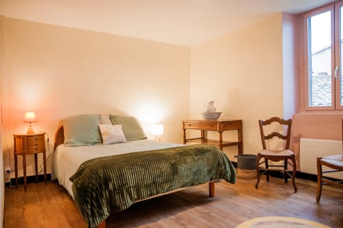 Chambre chaleureuse du gîte La Maison de Marcelo à Carcassonne, avec mobilier en bois et accents verts