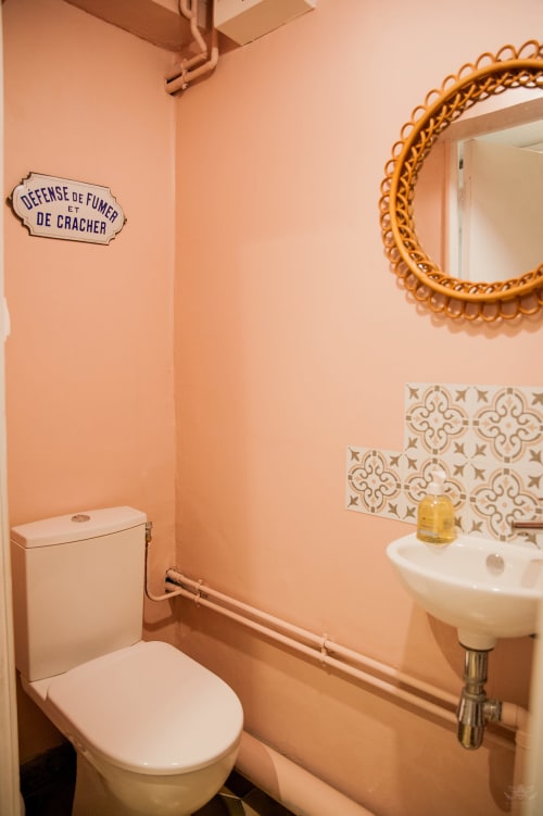 Salle de bain pêche charmante du gîte La Maison de Marcelo à Carcassonne, avec miroir orné et signalétique française