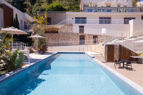 Piscina della resort dell'Hotel Belvedere a Castellammare del Golfo con architettura moderna e vista sul mare