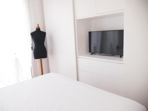 Modernes Superior Suite im Hotel Vienna Pesaro mit Flachbildschirm, weißer Einrichtung und Meerblick