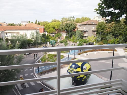 Vista dal balcone della Suite Deluxe Hotel Vienna sul panorama di Pesaro, con ringhiera moderna e strade alberate sottostanti