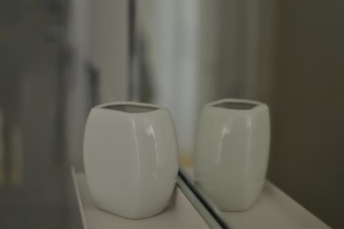 Due tazze bianche in ceramica nel bagno della Superior Suite dell'Hotel Vienna, Pesaro