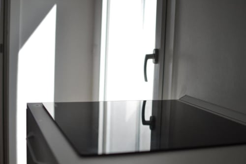 Porta in vetro con maniglia nera che si apre sulla luminosa terrazza della Suite Superior Hotel Vienna a Pesaro, Italia