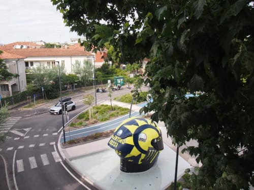 Vista della città dal balcone dell'Hotel Vienna a Pesaro, Italia, che si affaccia sulla strada con la scultura di un casco da motocicletta giallo e