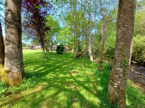 Jardins ombragés du gîte des mousquetaires à Lanne en Barétous avec grands arbres et pelouse verdoyante
Terrasse extérieure du gîte des mousquetaires  15 personnes avec tables de pique-nique, chaises Adirondack et vue sur les montagnes à Lanne en Barétous
randonneurs et familles proche GR10 et ski notre terrain de 3200m2 traversé par le ruisseau le spot préféré des groupe pour les pauses méditation ou apéro famille. accessible handicapé+gite de groupe 15 pers. lanne en baretous . pyrènes hébergement chaleureux pour Randon espace zen retraite méditation yoga
espace zen exterieur 
calme