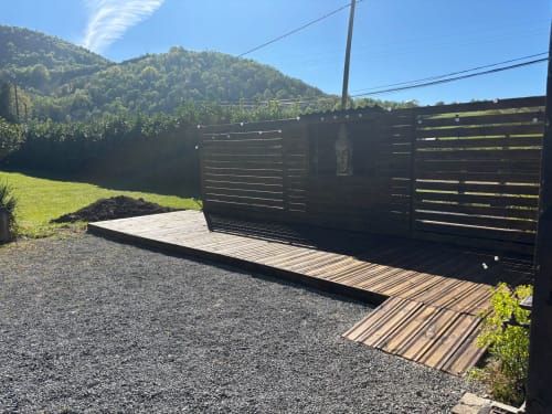 Terrasse en bois moderne et clôture noire au gîte des mousquetaires à Lanne en Barétous, avec vue sur les collines verdoyantes
Terrasse extérieure du gîte des mousquetaires  15 personnes avec tables de pique-nique, chaises Adirondack et vue sur les montagnes à Lanne en Barétous
randonneurs et familles proche GR10 et ski notre terrain de 3200m2 traversé par le ruisseau le spot préféré des groupe pour les pauses méditation ou apéro famille. accessible handicapé+gite de groupe 15 pers. lanne en baretous . pyrènes hébergement chaleureux pour Randon espace zen retraite méditation yoga
espace zen exterieur 