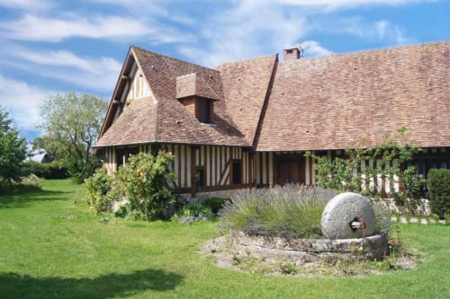 La Girelle B&B à Honfleur : un manoir à colombages avec toit en terre cuite et jardins luxuriants en Normandie