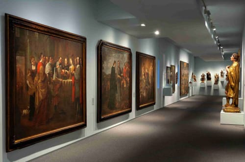 Galeria de l'Hotel Restaurant Can Carol a Capellades amb pintures religioses clàssiques i escultures daurades