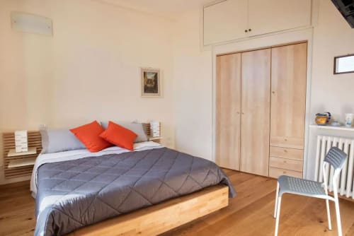 Spazioso camera da letto dell'appartamento Casa Clara ad Assisi con armadio in legno, letto confortevole e pavimento in legno