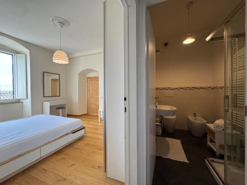 Ampia camera da letto con bagno ensuite nell'appartamento Casa Clara Dependance, Assisi
