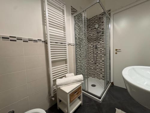 Bagno moderno a Casa Clara Dependance, Assisi con cabina doccia, scaldasalviette e vasca indipendente
