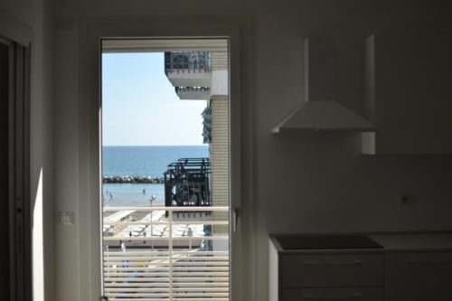 Vista dalla camera dell'Hotel Vienna con balcone affacciato sulla spiaggia di Pesaro, il mare e la passeggiata costiera