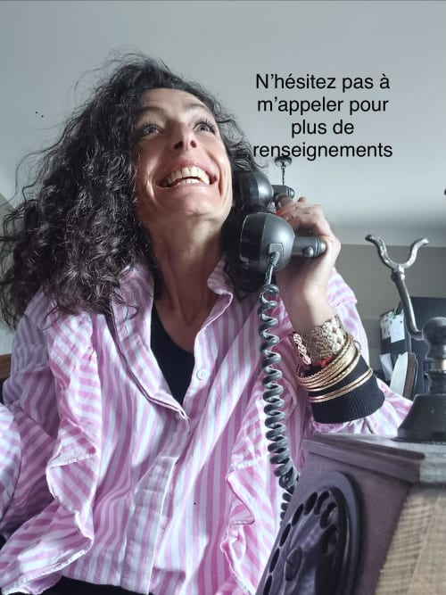 Mujer sosteniendo un teléfono vintage en la casa rural Gîte des Mousquetaires en Lanne en Baretous