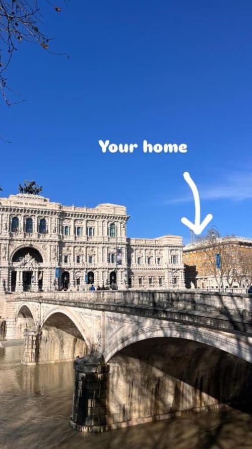 Storico palazzo e ponte in pietra sul Fiume Tevere a Roma, Italia - Ubicazione appartamento Downtown Srl