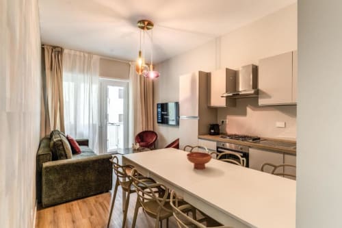 L'appartamento Cloud a Roma presenta una cucina moderna, zona pranzo e soggiorno con pavimenti in legno, illuminazione naturale e