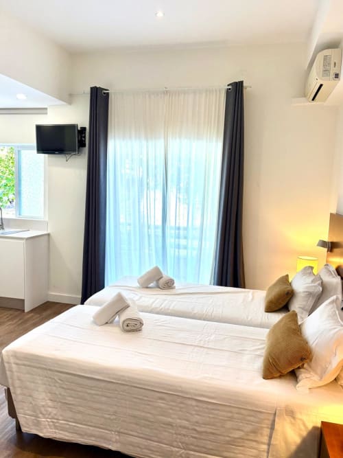 Estúdio com varanda na Hospedaria Buganvília em Alvor com camas de casal, TV e vista para o jardim
