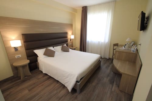Deluxe double bedroom at Il Viottolo Roccaraso with mountain views, flat-screen TV, and modern amenities