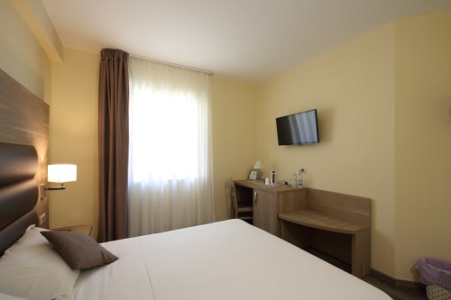 Spacious deluxe double room at Il Viottolo in Roccaraso with mountain views, flat-screen TV, and wooden furnishings