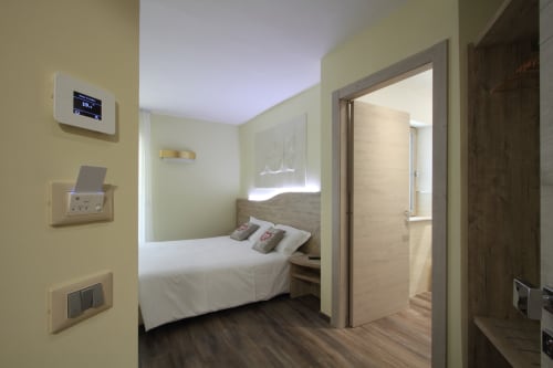 Camera moderna a Il Viottolo B&B a Roccaraso con letto matrimoniale, bagno privato e domotica