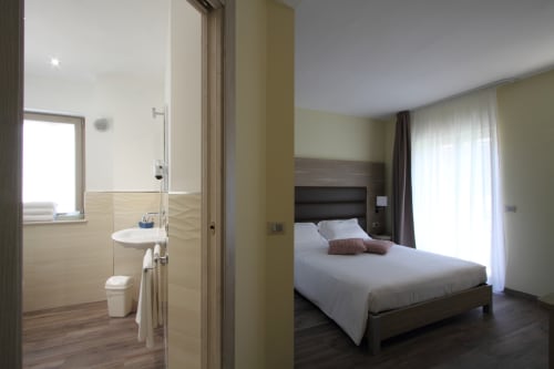 Il Viottolo junior suite in Roccaraso with en-suite bathroom, queen bed, and balcony access