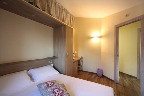 Camera familiari superior dell'Il Viottolo B&B a Roccaraso con letto matrimoniale, arredamenti in legno e dotazioni moderne