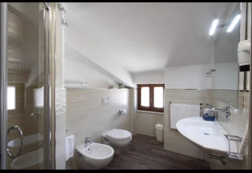Bagno moderno presso Il Viottolo B&B a Roccaraso con doccia, doppi lavabi, wc e bidet