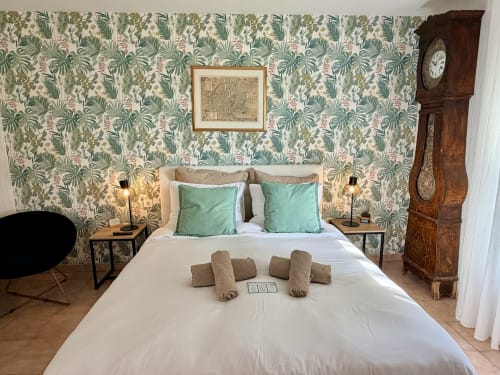 Chambre double élégante aux Vieilles Digues B&B à Beauvoir avec papier peint botanique, touches vertes et mobilier antique