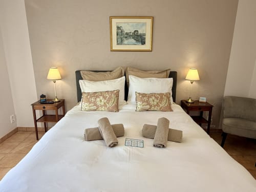 Chambre double élégante aux Vieilles Digues B&B à Beauvoir, literie blanche, coussins décorès et vue sur jardin