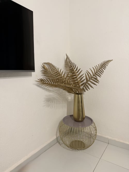 Arrangement de fougère dorée dans un vase en laiton avec support panier en fil, jardin intérieur du Kaz Kafe, Mamoudzou