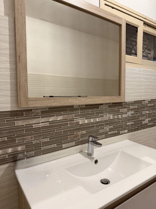 Lavabo moderne avec double vasque, mitigeur chromé et dosseret à carreaux rayés dans la chambre Kaz Kafe de l'hôtel Le Palmier Doré