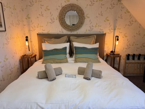 Chambre double élégamment décorée aux Vieilles Digues avec vue sur le jardin et éclairage chaleureux