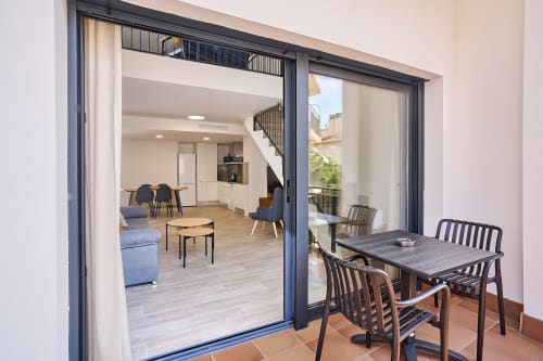 Apartamento Tr3sor Homes en Calella con terraza abierta y comedor con vistas a la sala de estar y cocina