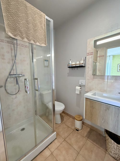 Salle de bain moderne avec douche à l'italienne, vasque et toilettes aux Vieilles Digues B&B à Beauvoir, France