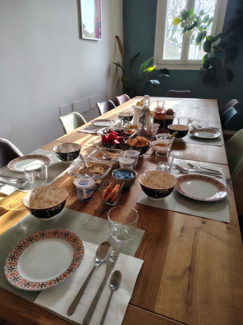 Tavolo elegante al B&B Monte Adone di Monzuno con coperto, frutta fresca e ricca colazione mattutina