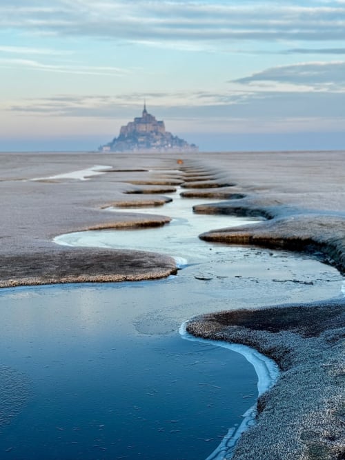 El castillo de Mont-Saint-Michel sobre las marismas en Les Vieilles Digues, Beauvoir, Francia