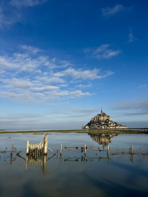 Mont-Saint-Michel reflejado en las aguas de marea en Les Vieilles Digues, Beauvoir, Francia