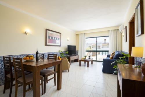 Apartamento moderno no RB Algarve com sala de jantar, sala de estar e varanda com vista para a piscina