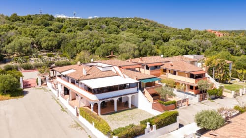 Vista aerea dell'hotel YouInSardinia tra le colline panoramiche di Ba...