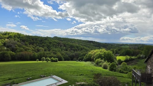 Les gîtes Les instants volés à tudeils bungalow avec piscine donnant sur une vallée verdoyante et des collines boisées