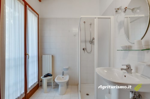 Design moderno con doccia, lavandino e wc presso l'agriturismo Villa mocenigo a mirano