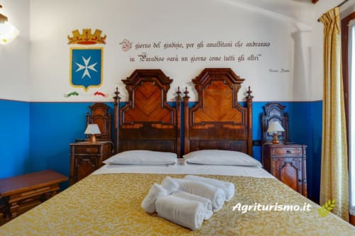 Camera tripla di Villa MockenIgo agriturismo a mirano con letti in legno e pareti blu