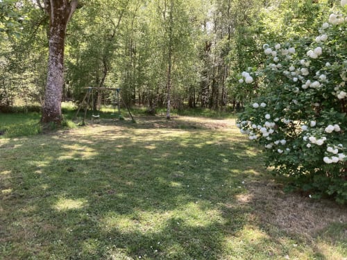 Le jardin des 4 saisons aux hortensias blancs, arbres matures et balançoire aux 8-mésangères, France