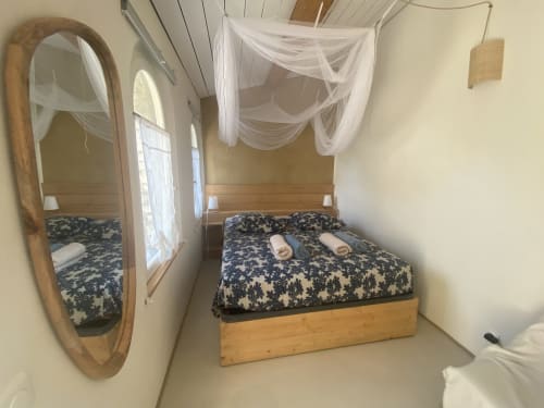 Chambre La Mouette Rieuse au Patio aux Oiseaux B&B à La Ciotat avec lit en bois, moustiquaire blanche et décor floral