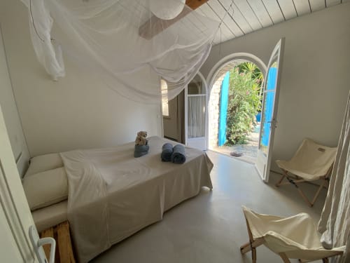 Chambre La Fauvette à Lunettes au Patio aux Oiseaux B&B à La Ciotat, avec lit, moustiquaire et portes-fenêtres sur jardin