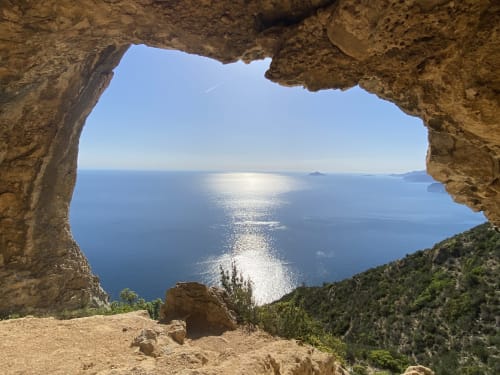 Grotte rocheuse encadrant la vue azurée de la Méditerranée près du Patio aux Oiseaux, La Ciotat
