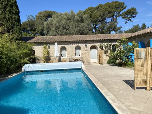 Piscine et bâtiment en pierre au Patio aux Oiseaux, gîte à La Ciotat, France