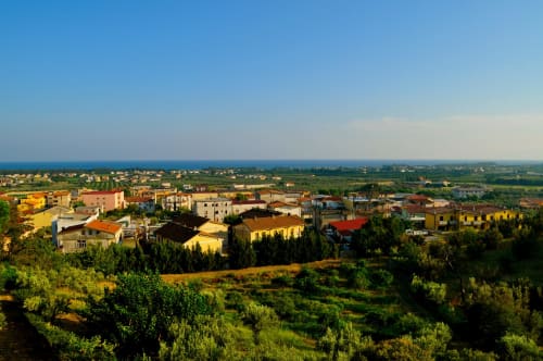 Hotel Atena Smartrooms a Sellia, Italia con edifici colorati affacciati sulla campagna verde e viste costiere