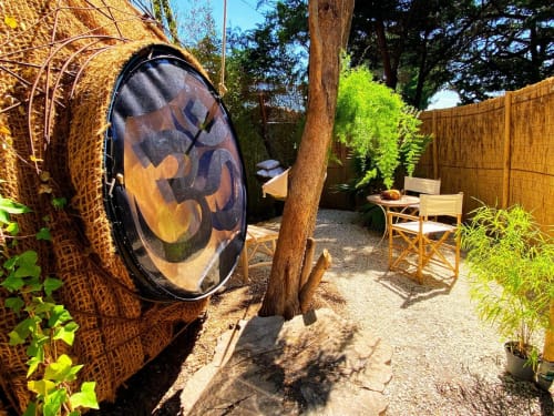 Bohemian patio garden at Le Patio aux Oiseaux B&B in La Ciotat with woven décor and seating area