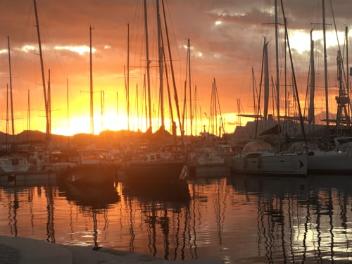 Voiliers amarrés au coucher de soleil dans le port de La Ciotat près du gîte Le Patio aux Oiseaux, ciel doré se reflétant sur les eaux calmes